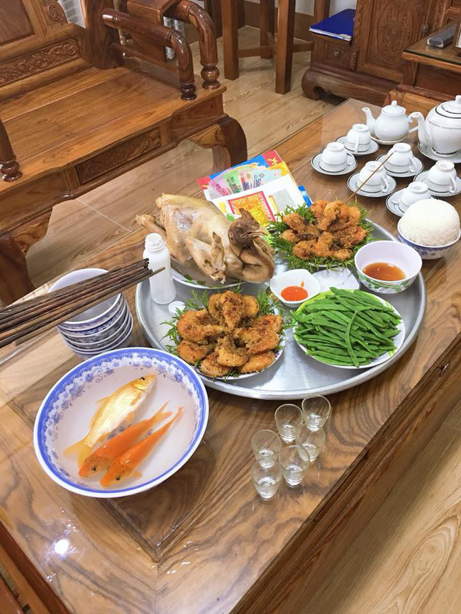 Lần đầu tự làm cỗ cúng ông Công ông Táo, mẹ trẻ gây bão mạng xã hội vì cúng trên bàn bếp Lần đầu tự làm cỗ cúng ông Công ông Táo, mẹ trẻ gây bão mạng xã hội vì cúng trên bàn bếp