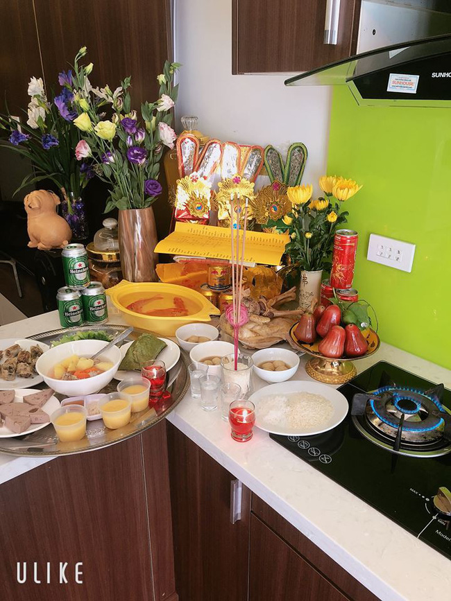 Lần đầu tự làm cỗ cúng ông Công ông Táo, mẹ trẻ gây bão mạng xã hội vì cúng trên bàn bếp Lần đầu tự làm cỗ cúng ông Công ông Táo, mẹ trẻ gây bão mạng xã hội vì cúng trên bàn bếp