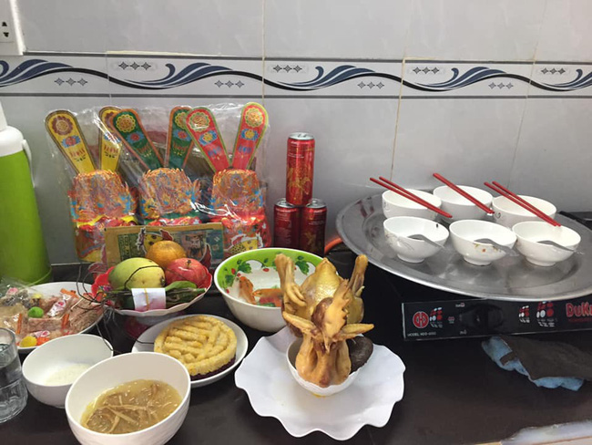 Lần đầu tự làm cỗ cúng ông Công ông Táo, mẹ trẻ gây bão mạng xã hội vì cúng trên bàn bếp Lần đầu tự làm cỗ cúng ông Công ông Táo, mẹ trẻ gây bão mạng xã hội vì cúng trên bàn bếp