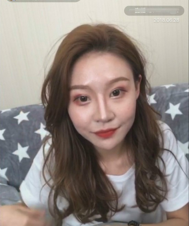 Khi các hot girl bị bóc mẽ nhan sắc thật lúc livestream: 1 giây lỡ tay tắt nhầm filter là ăn về cả rổ gạch đá