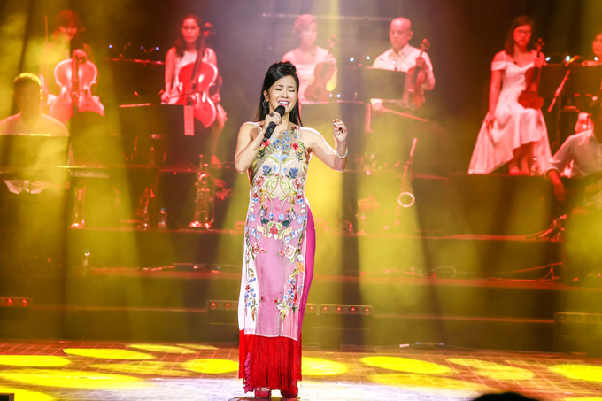 Hồng Nhung xin lỗi khi liên tục hát nhầm lời