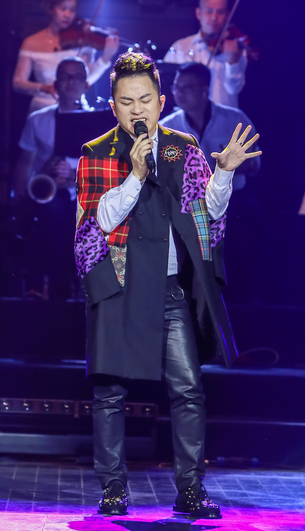 Hồng Nhung xin lỗi khi liên tục hát nhầm lời