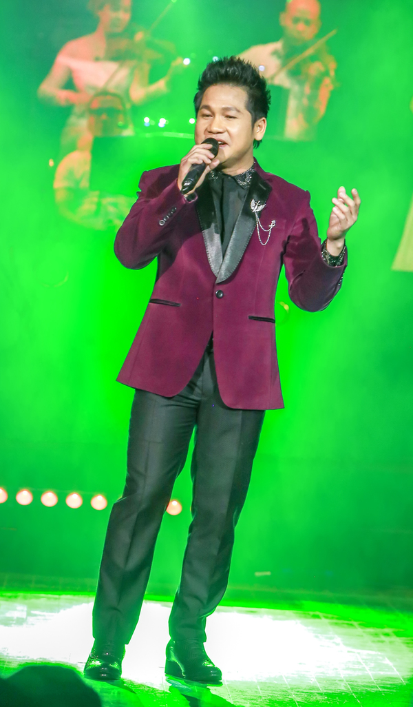 Hồng Nhung xin lỗi khi liên tục hát nhầm lời