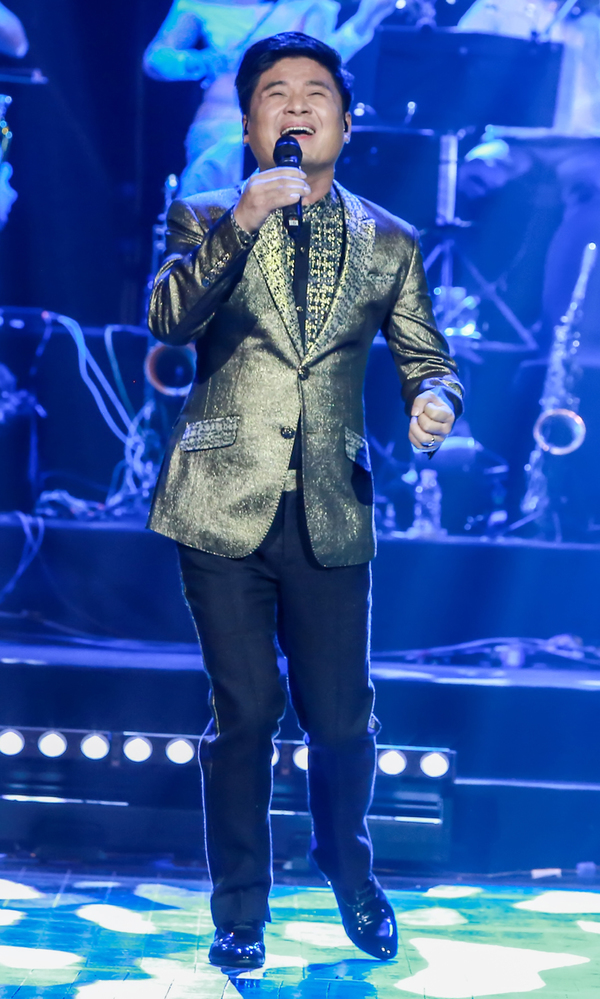 Hồng Nhung xin lỗi khi liên tục hát nhầm lời