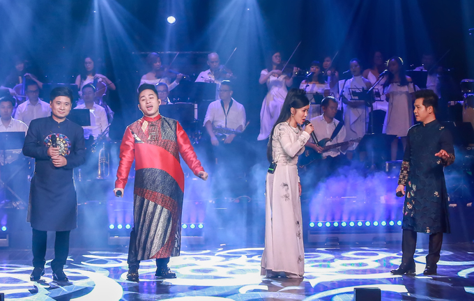 Hồng Nhung xin lỗi khi liên tục hát nhầm lời