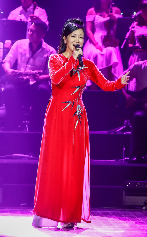 Hồng Nhung xin lỗi khi liên tục hát nhầm lời