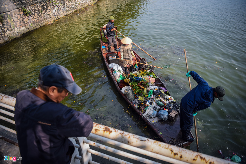 Cá chép mắc kẹt trong túi nylon, bàn thờ bị ném thẳng xuống hồ