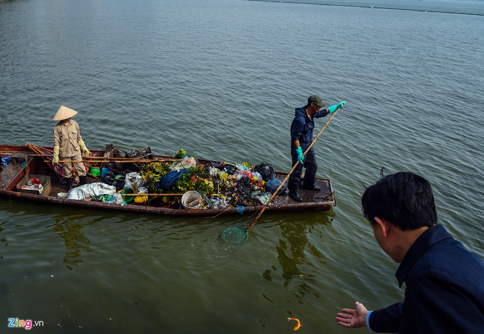 Cá chép mắc kẹt trong túi nylon, bàn thờ bị ném thẳng xuống hồ