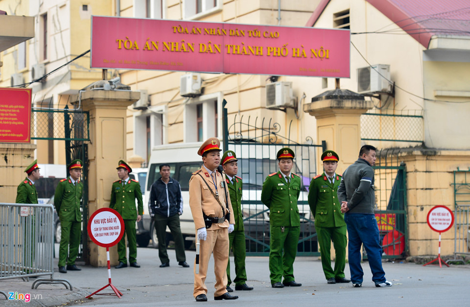 Video - Ảnh: An ninh thắt chặt trong phiên xử 2 cựu thứ trưởng công an