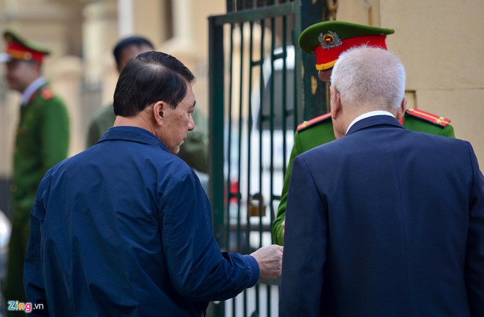 Video - Ảnh: An ninh thắt chặt trong phiên xử 2 cựu thứ trưởng công an