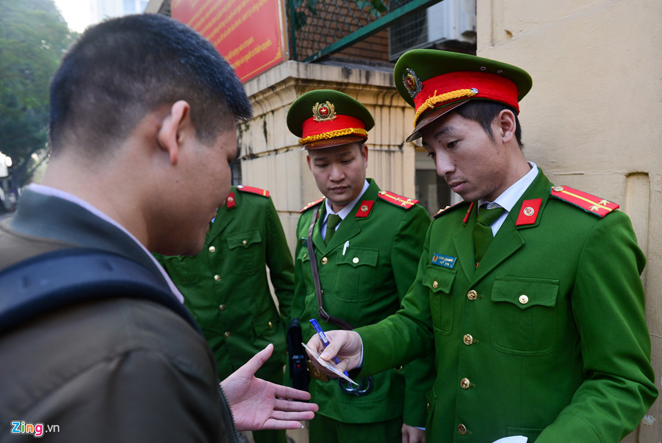 Video - Ảnh: An ninh thắt chặt trong phiên xử 2 cựu thứ trưởng công an