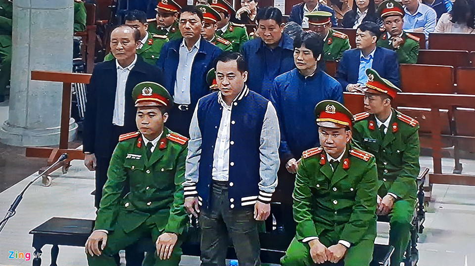 Video - Ảnh: An ninh thắt chặt trong phiên xử 2 cựu thứ trưởng công an