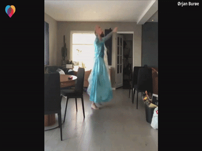 Toàn bộ mạng xã hội chao đảo bởi điệu nhảy nữ hoàng băng giá cực ngầu này giữa bố và con trai 4 tuổi