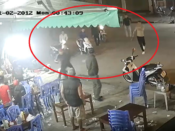 Nhóm côn đồ truy sát 2 anh em ở quán ăn đêm