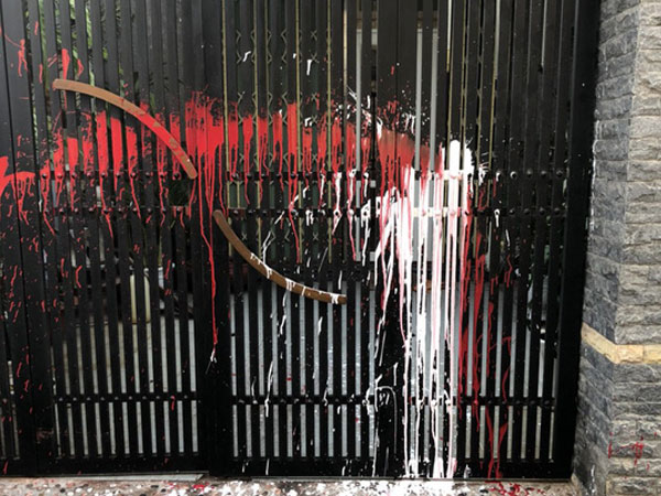 Dùng chất bẩn đến nhà chồng cũ của con nợ để khủng bố