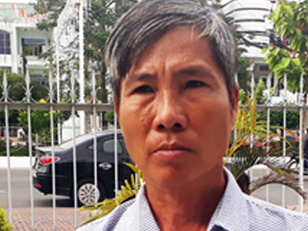 Ông ve chai chấp nhận chia đôi vé số độc đắc với bạn nhậu