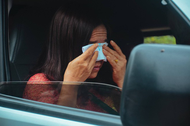 Cô dâu ôm người nhà khóc trong ngày lấy chồng xa, những hình ảnh khiến nhiều người nghẹn ngào Cô dâu ôm người nhà khóc trong ngày lấy chồng xa, những hình ảnh khiến nhiều người nghẹn ngào