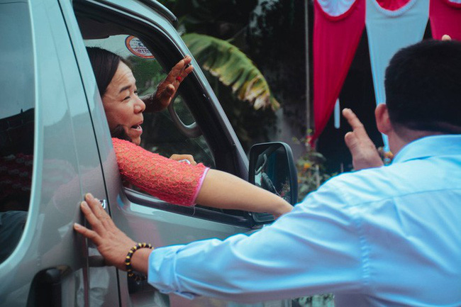 Cô dâu ôm người nhà khóc trong ngày lấy chồng xa, những hình ảnh khiến nhiều người nghẹn ngào