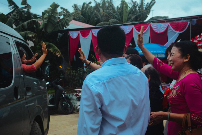 Cô dâu ôm người nhà khóc trong ngày lấy chồng xa, những hình ảnh khiến nhiều người nghẹn ngào