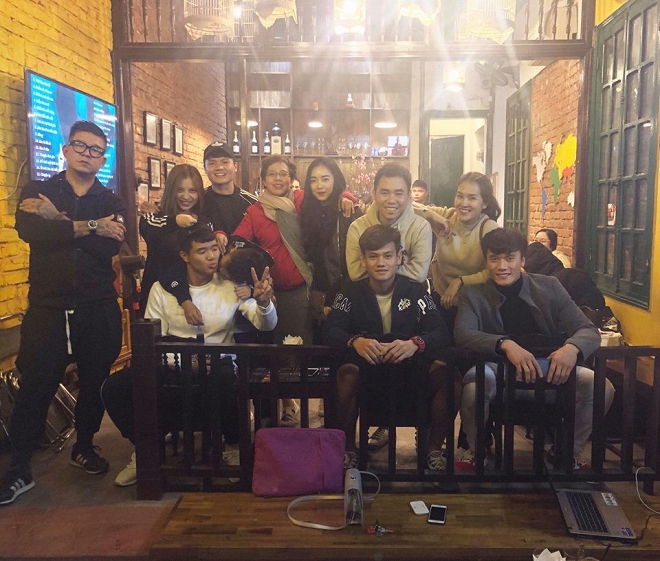 Bị chê kém xinh nhất trong dàn người yêu cầu thủ, bạn gái Quang Hải phản pháo cực gắt