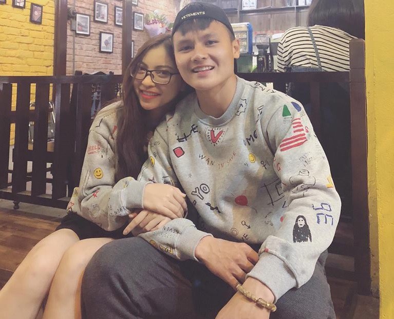 Bị chê kém xinh nhất trong dàn người yêu cầu thủ, bạn gái Quang Hải phản pháo cực gắt