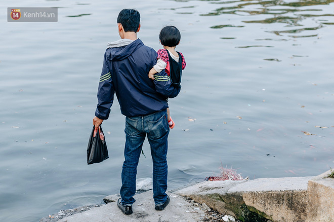 Ảnh: Cá chép chết nổi mặt hồ Tây, bàn thờ, bát hương bị vứt thẳng xuống hồ