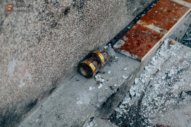 Ảnh: Cá chép chết nổi mặt hồ Tây, bàn thờ, bát hương bị vứt thẳng xuống hồ Ảnh: Cá chép chết nổi mặt hồ Tây, bàn thờ, bát hương bị vứt thẳng xuống hồ