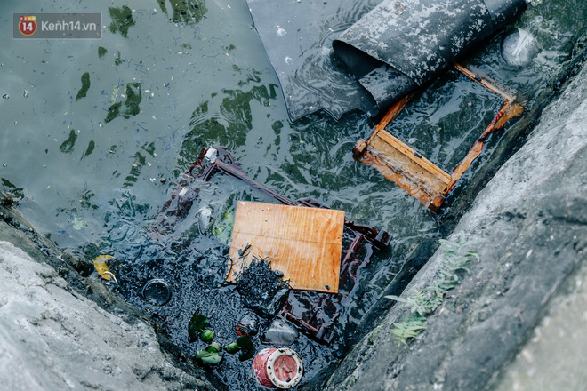Ảnh: Cá chép chết nổi mặt hồ Tây, bàn thờ, bát hương bị vứt thẳng xuống hồ