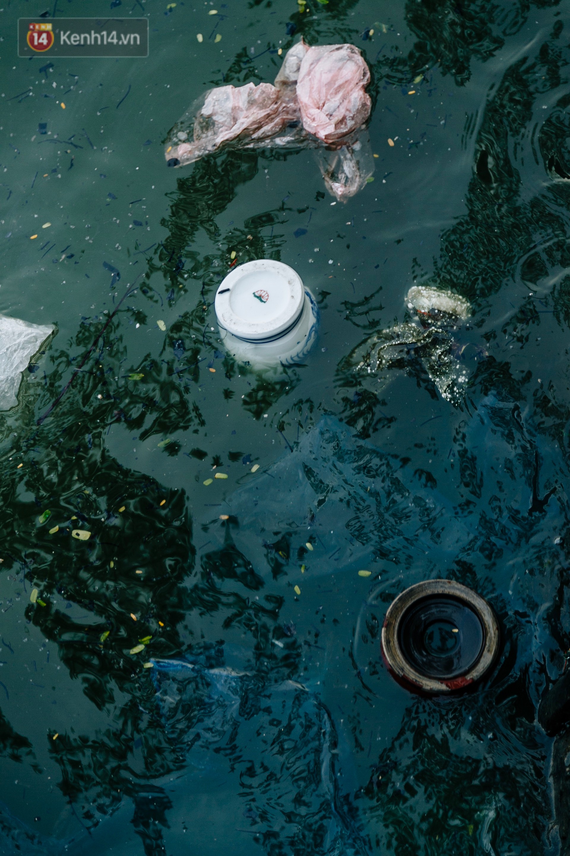 Ảnh: Cá chép chết nổi mặt hồ Tây, bàn thờ, bát hương bị vứt thẳng xuống hồ