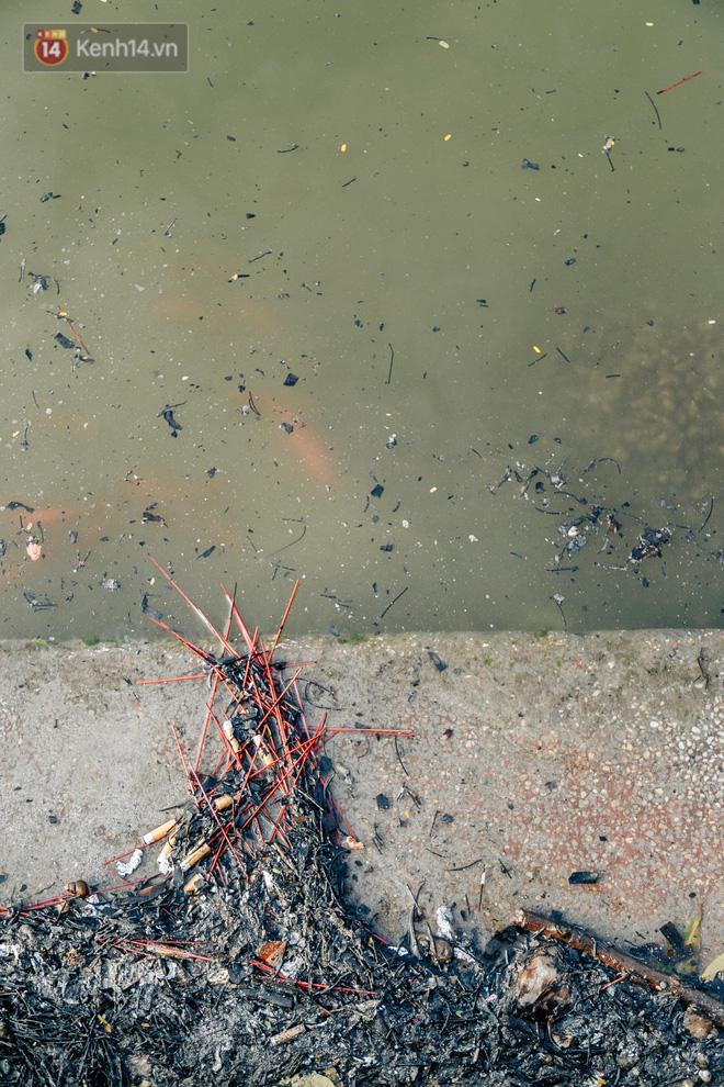 Ảnh: Cá chép chết nổi mặt hồ Tây, bàn thờ, bát hương bị vứt thẳng xuống hồ Ảnh: Cá chép chết nổi mặt hồ Tây, bàn thờ, bát hương bị vứt thẳng xuống hồ