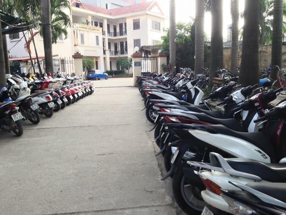 Bác bảo vệ có tâm xếp xe cùng loại cùng màu thẳng đều tăm tắp, ai cũng tấm tắc chỗ để xe mà ngỡ như showroom trưng bày