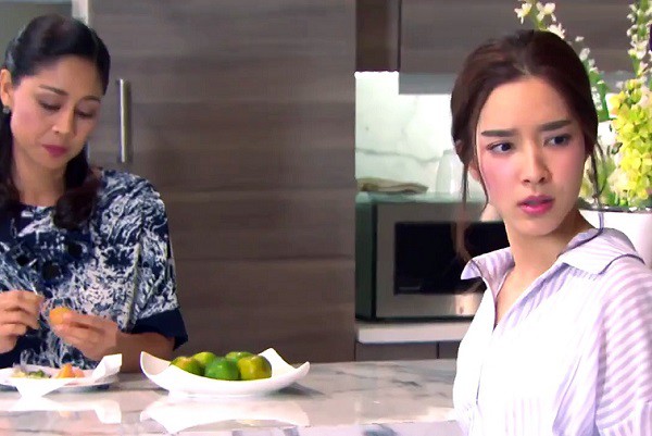 Con dâu tức nghẹn khi vô tình nghe được mẹ chồng dạy con trai về cung cách biếu Tết nhà ngoại