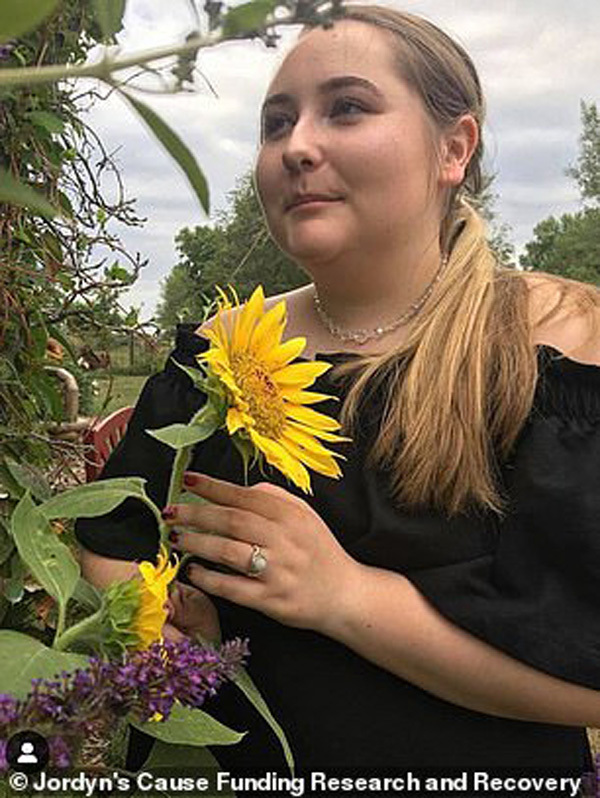 Sau chuyến du lịch cùng gia đình, cô gái 15 tuổi bị mù mắt bí ẩn