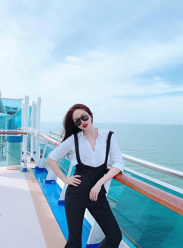 Sao Việt chọn trang phục dạo phố phong cách nào những ngày cận Tết?