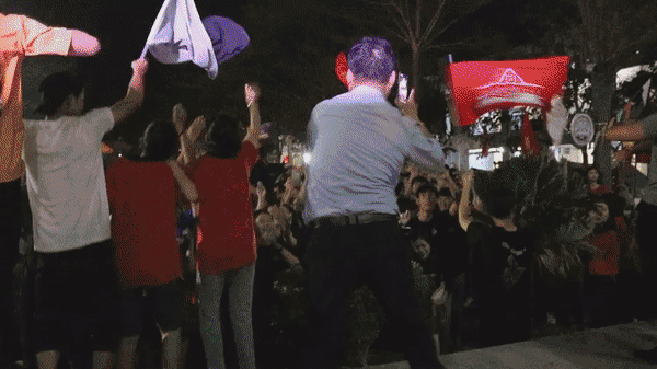 Thầy hiệu trưởng gây sốt MXH vì màn quẩy nhạc remix quên cả lối về, đánh bại toàn bộ học sinh