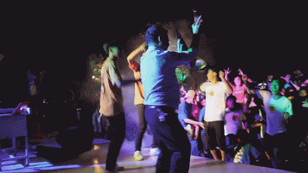 Thầy hiệu trưởng gây sốt MXH vì màn quẩy nhạc remix quên cả lối về, đánh bại toàn bộ học sinh