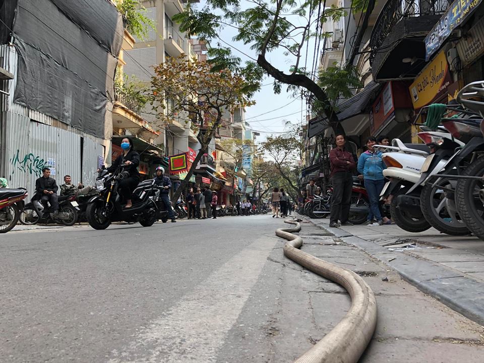 Hà Nội: Cháy ngôi nhà giữa phố cổ, cảnh sát PCCC phong tỏa đường cứu hỏa