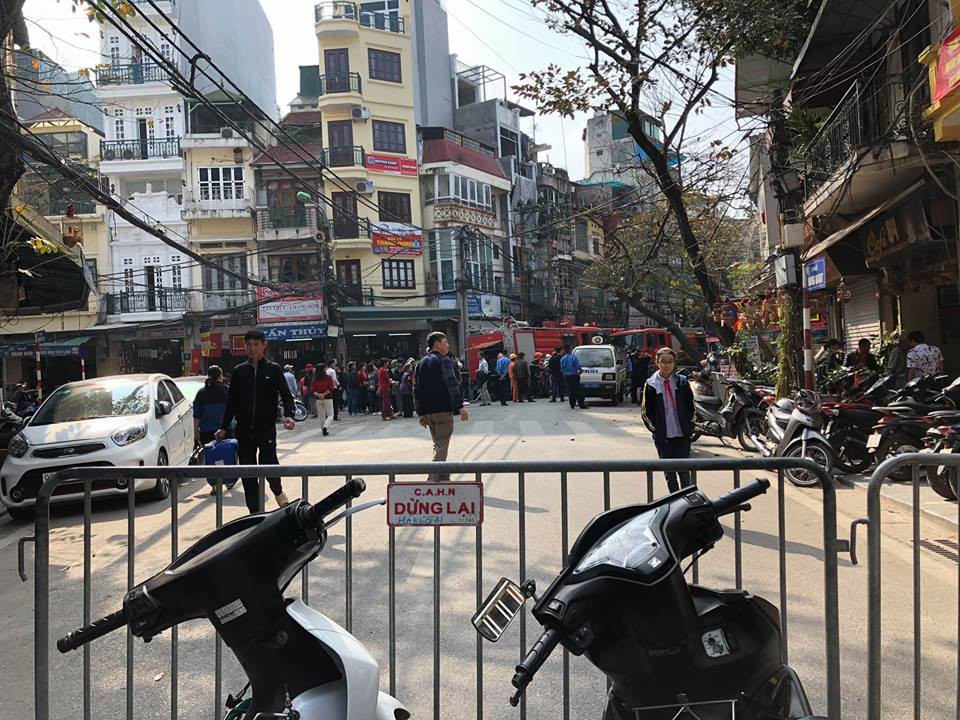 Hà Nội: Cháy ngôi nhà giữa phố cổ, cảnh sát PCCC phong tỏa đường cứu hỏa