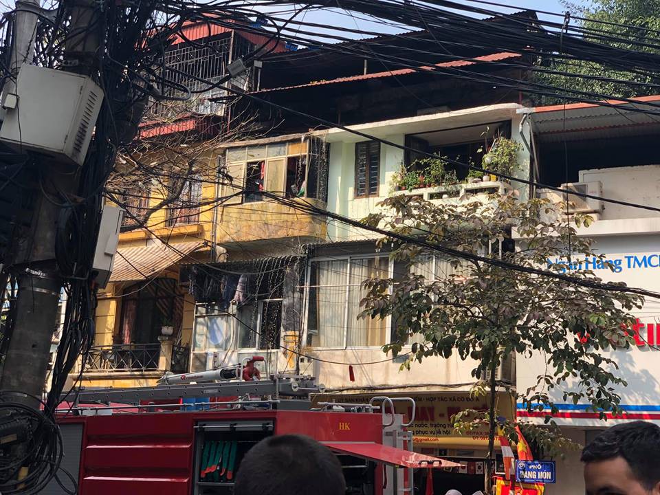 Hà Nội: Cháy ngôi nhà giữa phố cổ, cảnh sát PCCC phong tỏa đường cứu hỏa