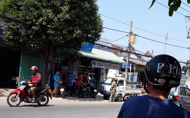 Người đàn ông ngồi chết trên ghế đá trước cửa tiệm thuốc ngày cận Tết Người đàn ông ngồi chết trên ghế đá trước cửa tiệm thuốc ngày cận Tết