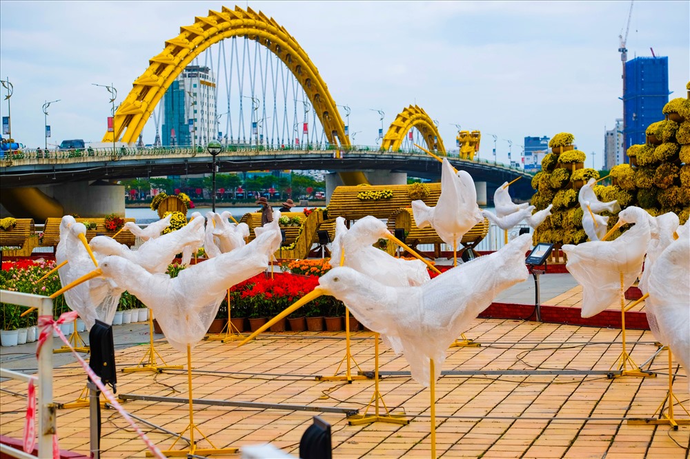 Cầu Vàng Đà Nẵng nghìn người check-in xuống phố đón xuân Kỷ Hợi