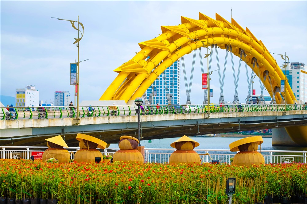 Cầu Vàng Đà Nẵng nghìn người check-in xuống phố đón xuân Kỷ Hợi