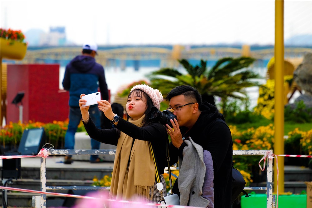 Cầu Vàng Đà Nẵng nghìn người check-in xuống phố đón xuân Kỷ Hợi