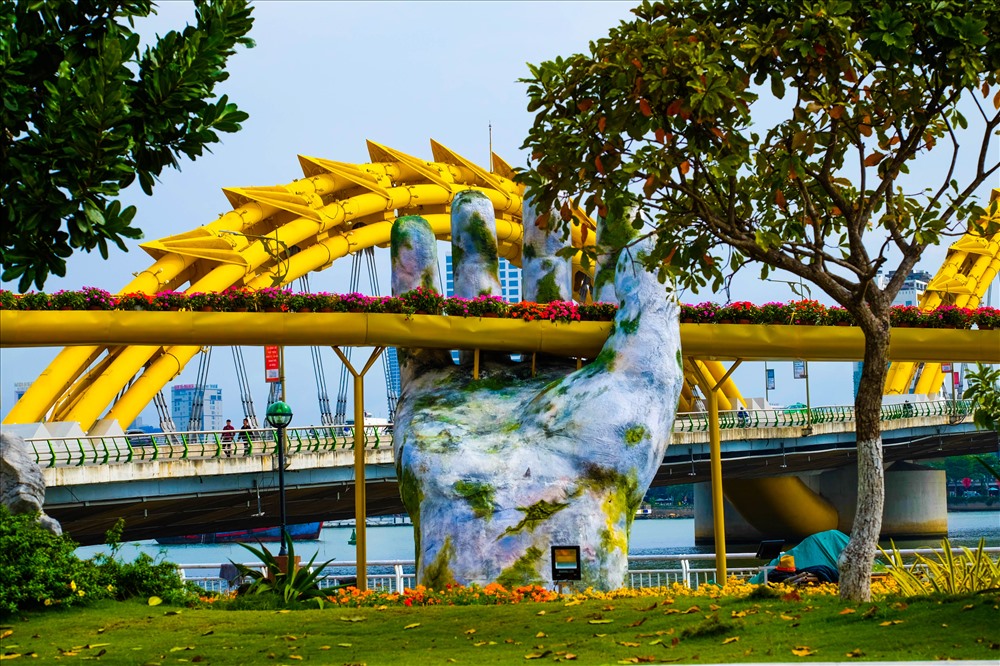 Cầu Vàng Đà Nẵng nghìn người check-in xuống phố đón xuân Kỷ Hợi