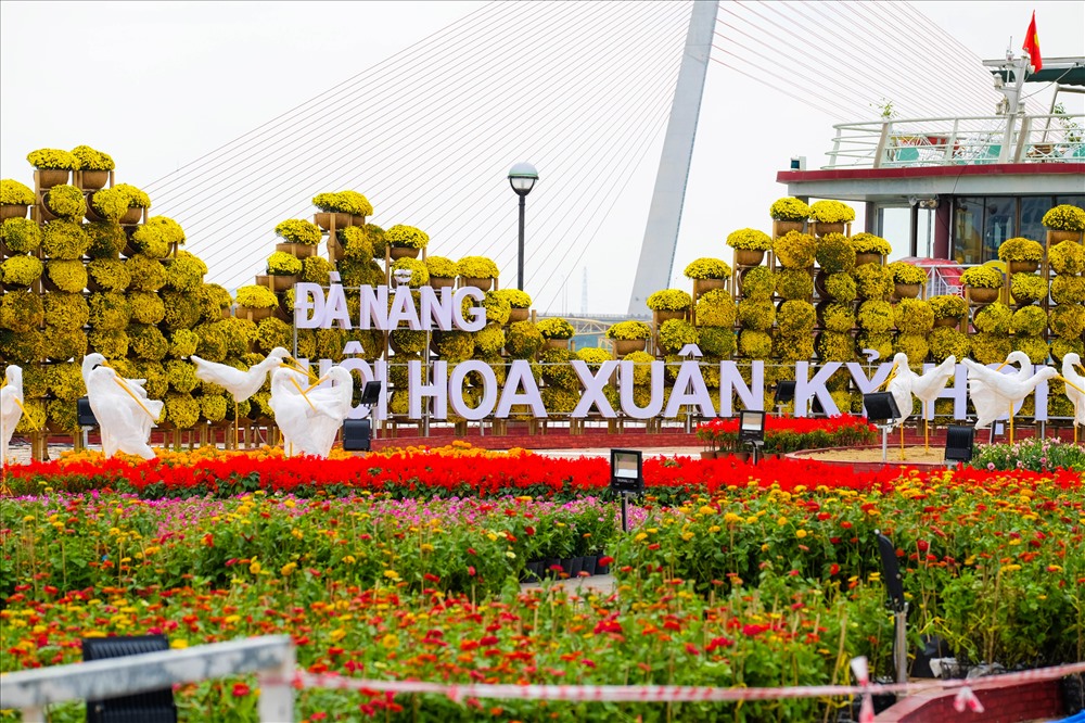 Cầu Vàng Đà Nẵng nghìn người check-in xuống phố đón xuân Kỷ Hợi