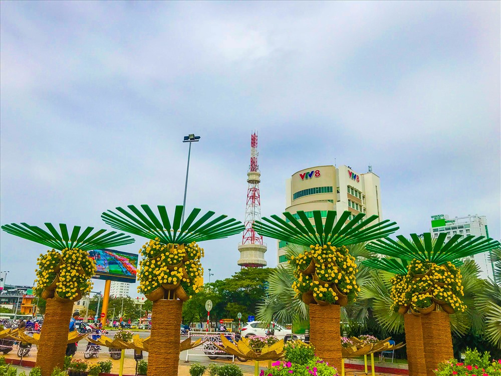 Cầu Vàng Đà Nẵng nghìn người check-in xuống phố đón xuân Kỷ Hợi