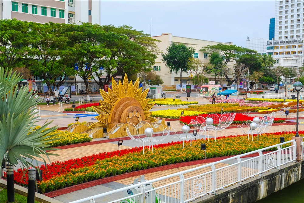 Cầu Vàng Đà Nẵng nghìn người check-in xuống phố đón xuân Kỷ Hợi