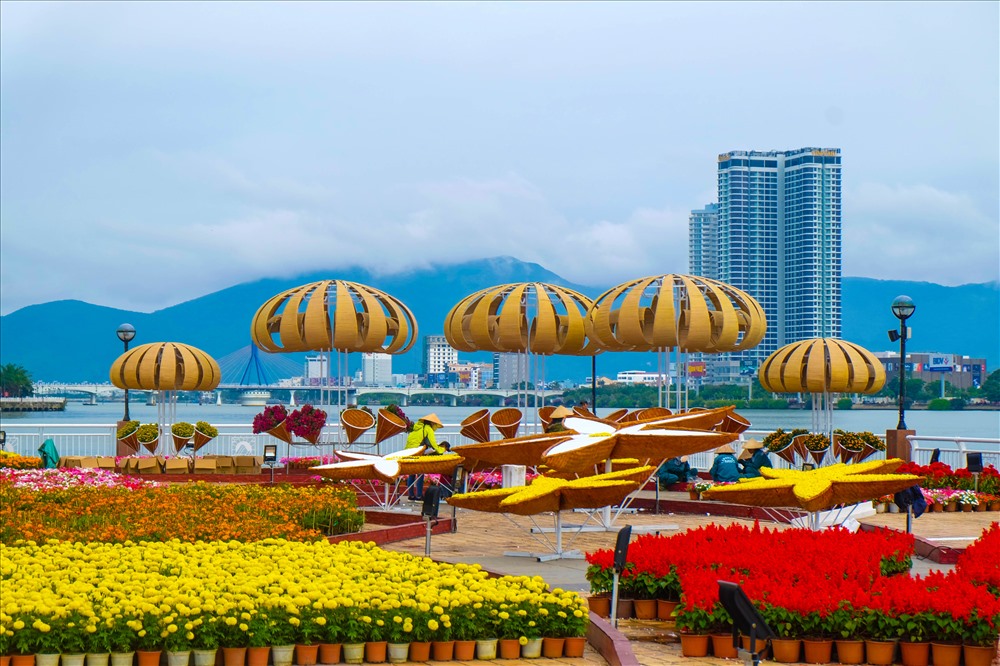 Cầu Vàng Đà Nẵng nghìn người check-in xuống phố đón xuân Kỷ Hợi