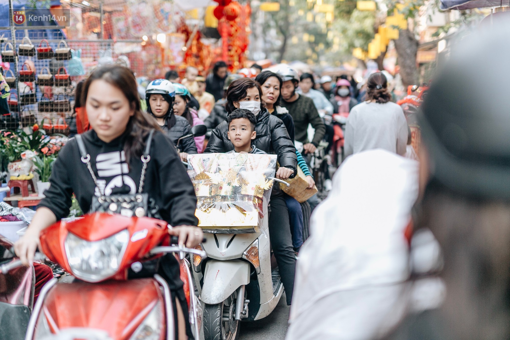 Video ảnh: Rộn ràng không khí Tết tại chợ hoa Hàng Lược - phiên chợ truyền thống lâu đời nhất ở Hà Nội