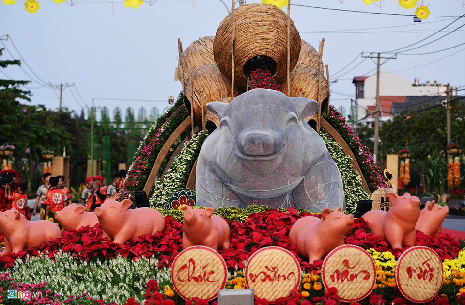 Cận cảnh đường hoa Tết đầu tiên mở cửa tham quan ở Sài Gòn